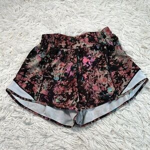Lululemon Hotty Hot Low-Rise Lined Short 4" Stencil Blossom Red Multi